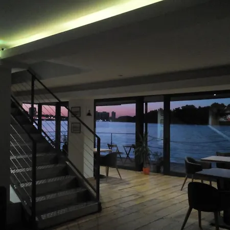 Couette-café Charlie 4*